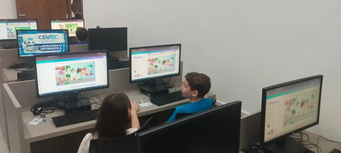 Estudantes utilizando tecnologias digitais