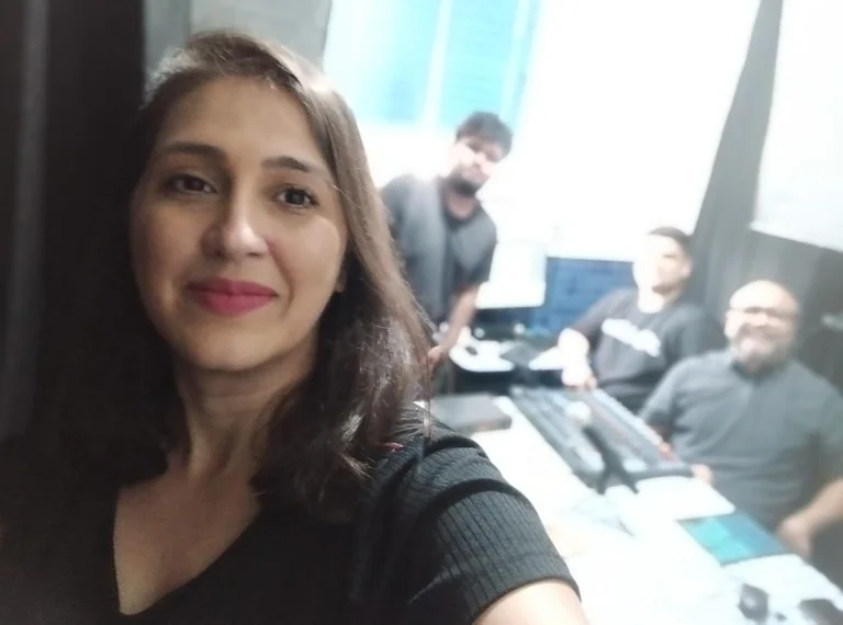 Ana em gravação de podcast